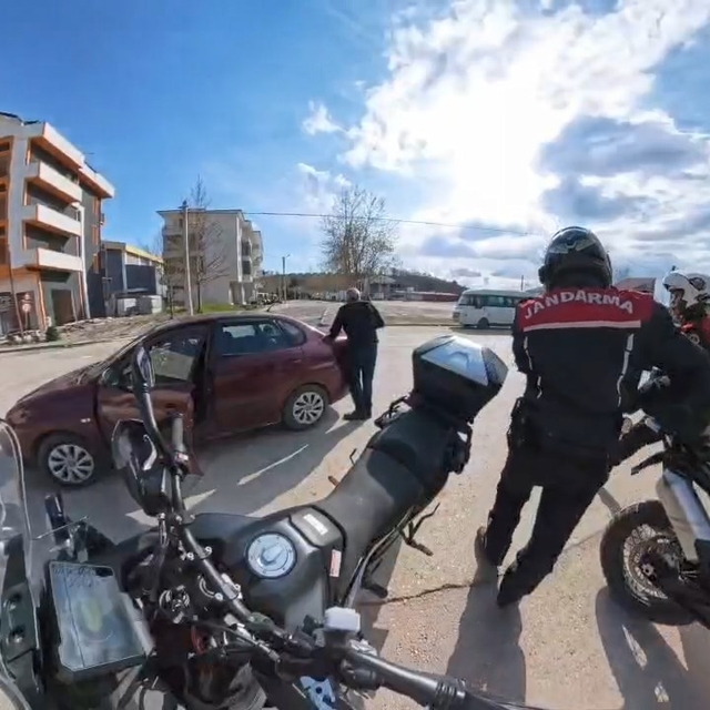 Fenalaşan sürücüyü, jandarma hastaneye yetiştirdi; o anlar kamerada