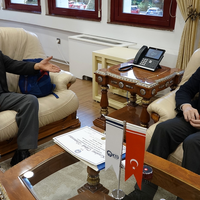 Rektörden 77 yaşında üniversiteden mezun olan arzuhalciye özel davet