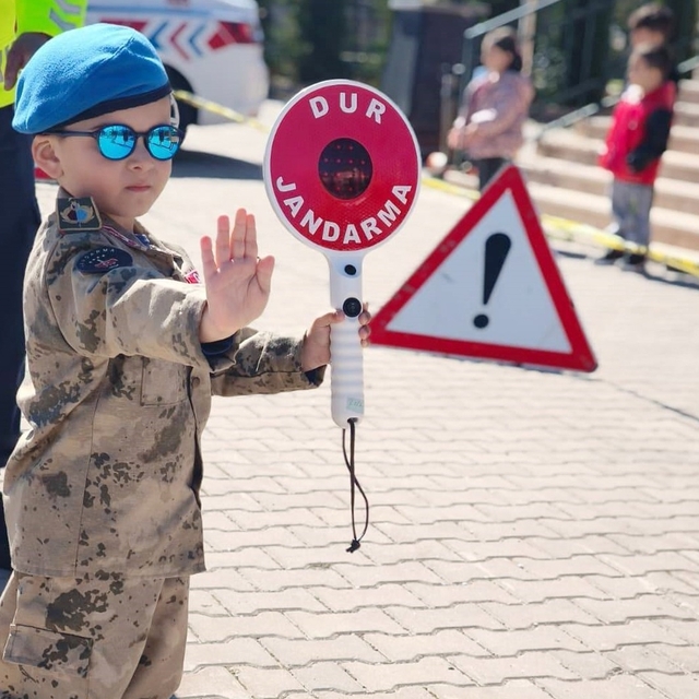 Kırşehir'de anaokulu öğrencilerine trafik kuralları anlatıldı
