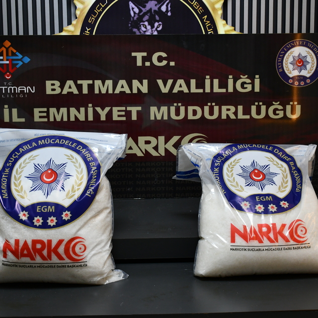 Batman'da çekicinin taşıdığı araçta 24 kilo 600 gram metamfetamin ele geçir...