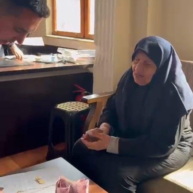 Yaşlı kadının pazarda kaybettiği cüzdanı zabıta ekipleri bulup sahibine tes...