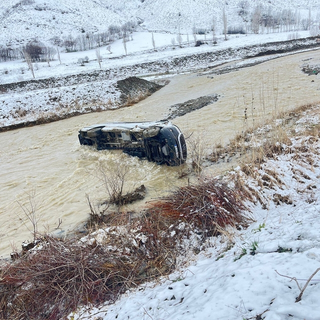 Muş'ta minibüs dereye uçtu: 8 yaralı