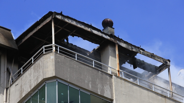 Binanın teras katında çıkan yangında yaşlı bina sakinleri, kapıları çalan kuryelerin yardımıyla tahliye edildi
9 katlı apartmanın dubleks terasında çıkan yangın paniğe neden oldu