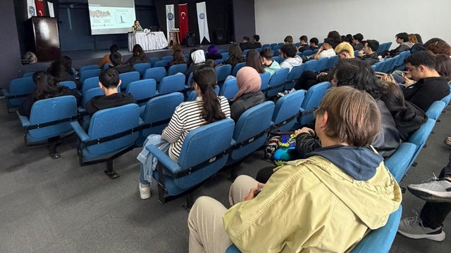 Çeşme'de üniversite öğrencileri ve personeline KADES ile narkotik eğitimi verildi