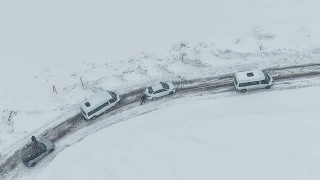 Muş'ta kar ve tipi: Mahsur kalan 50 kişi kurtarıldı