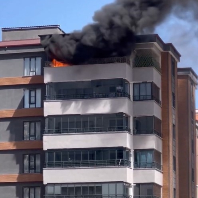 Gaziantep'te 8 katlı binada korkutan yangın