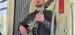 Genç müzisyen gitarıyla tramvayda konser verdi