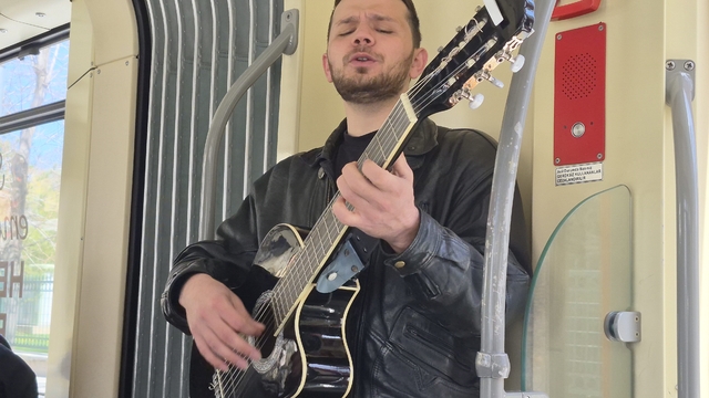 Genç müzisyen gitarıyla tramvayda konser verdi