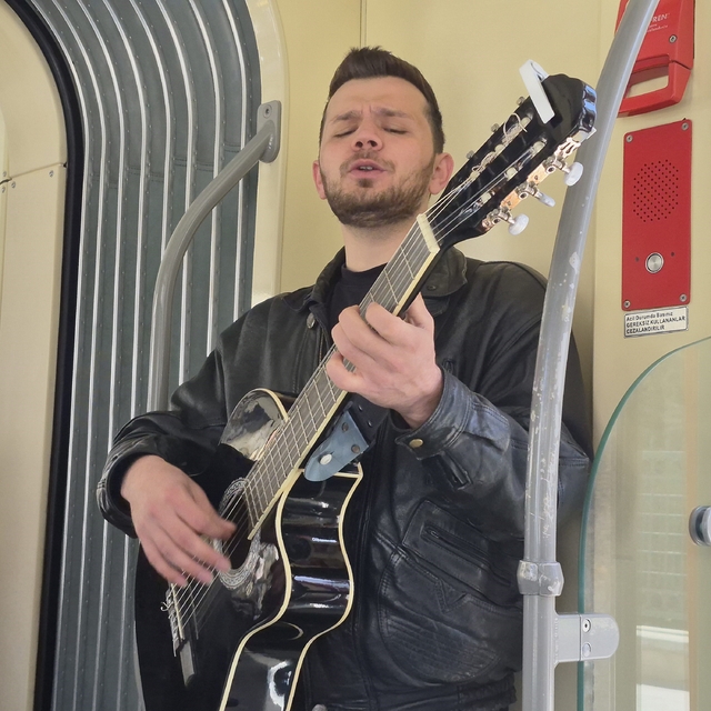Genç müzisyen gitarıyla tramvayda konser verdi