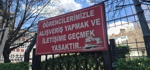Okulun bahçesindeki çevre tellerine asılan 'iletişim' yasağı notu dikkat çekti