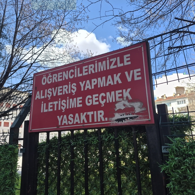 Okulun bahçesindeki çevre tellerine asılan 'iletişim' yasağı notu dikkat çe...