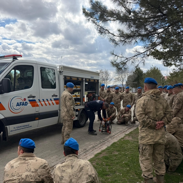 Bingöl'de jandarma personeline enkazda arama kurtarma eğitimi