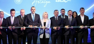 Batı Akdeniz Kariyer ve İstihdam Fuarı kapılarını açtı 10 binin üzerinde öğrencinin kayıt yaptırdığı fuarın ilk gününde binlerce genç iş ve kariyer fırsatlarıyla doğrudan buluşma imkânı yakaladı