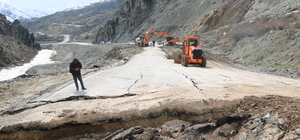 Hakkari- Van kara yolunda heyelan; ulaşım kontrollü sağlanıyor