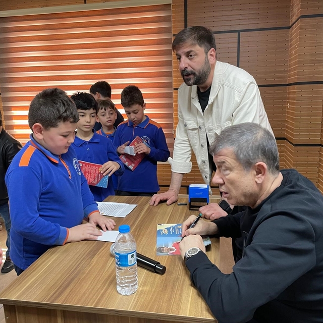 Tanju Çolak öğrencilerle buluştu: "Disiplin ve mücadele başarıyı getirir"