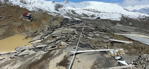 Hakkari'de heyelan: Tesis büyük hasar gördü, kara yolunda dev yarıklar oluştu Görüntüler 7 büyüklüğündeki depremi andırıyor