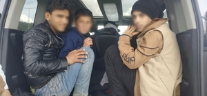 Jandarmanın durdurduğu araçtan 7 düzensiz göçmen çıktı: 2 tutuklama