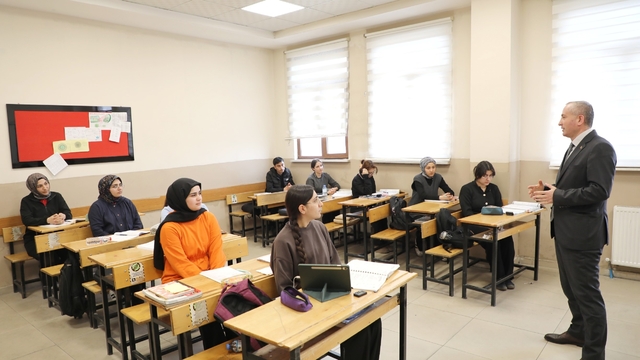 Ağrı'da YKS'ye hazırlık süreci yakından takip ediliyor
Milli Eğitim Müdürü Kökrek, YKS çalışmalarını inceledi