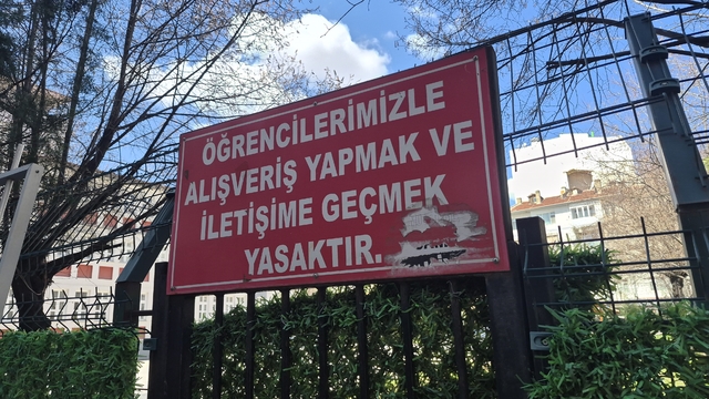 Okulun bahçesindeki çevre tellerine asılan 'iletişim' yasağı notu dikkat çekti