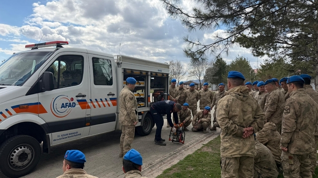 Bingöl'de jandarma personeline enkazda arama kurtarma eğitimi