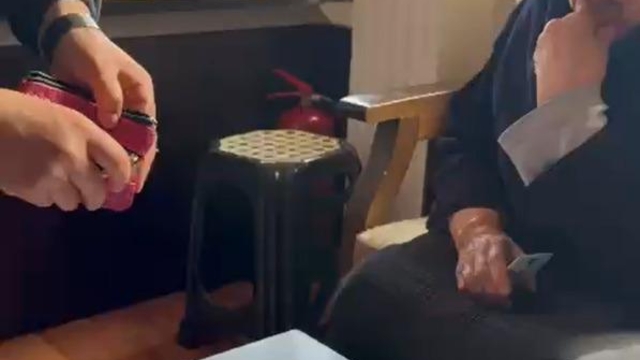 Antalya'da zabıtaların pazarda bulduğu cüzdan sahibine ulaştırıldı