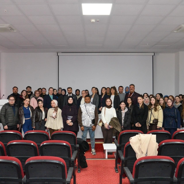 Bilecik İl Sağlık Müdürü Dr. Ferhat Damkacı bilgi ve tecrübelerini öğrencil...