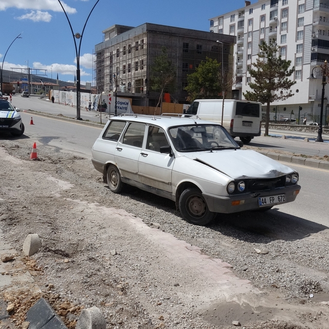 Otomobil ile kamyonet çarpıştı: 1 yaralı