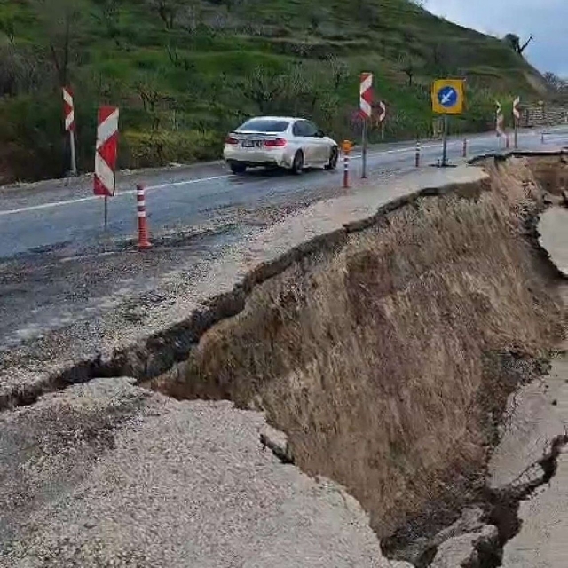 Eruh kara yolunda heyelan: Yolun bir bölümü çöktü