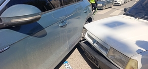 İki otomobille çarpışan motosiklet sürücüsü yaralandı