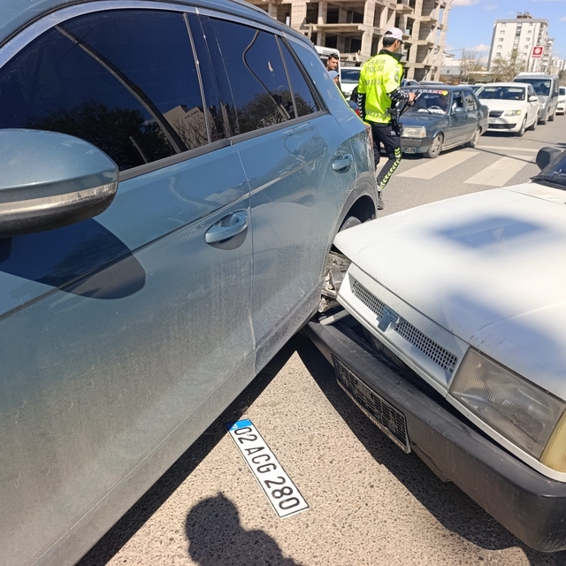 İki otomobille çarpışan motosiklet sürücüsü yaralandı