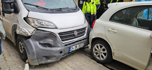 Freni boşaldığı öne sürülen minibüsün çarptığı 1’i çocuk, 2 kişi yaralandı