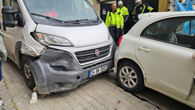 Freni boşaldığı öne sürülen minibüsün çarptığı 1'i çocuk, 2 kişi yaralandı