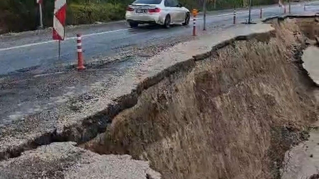 Eruh kara yolunda heyelan: Yolun bir bölümü çöktü