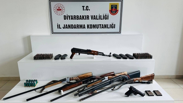 Diyarbakır'da ruhsatsız silah ve mühimmat ele geçirildi