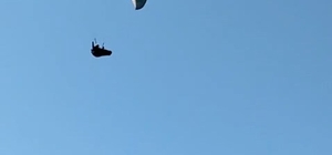 Mahallenin üstünden geçen paraşütçüyü çaya çağırdı