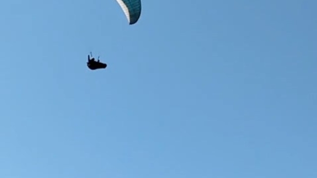 Mahallenin üstünden geçen paraşütçüyü çaya çağırdı