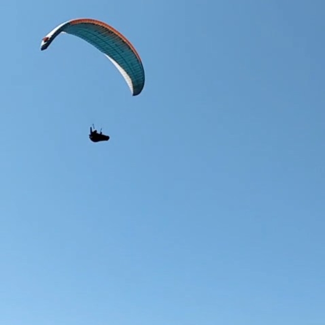 Mahallenin üstünden geçen paraşütçüyü çaya çağırdı