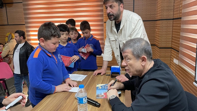 Eski milli futbolcu Tanju Çolak, Samsun'da öğrencilerle buluştu