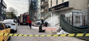 Binanın doğal gaz kutusundaki patlamada otomobil hasar gördü