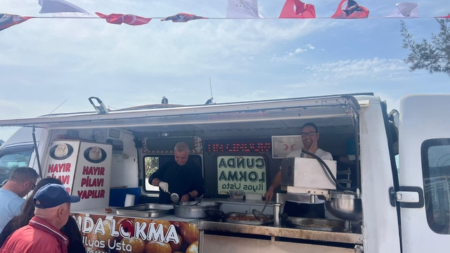 Ayvalık Hüsamettin Cindoruk'u unutmadı