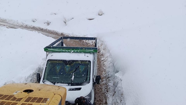 Siirt'te karda mahsur kalan 8 araç kurtarıldı