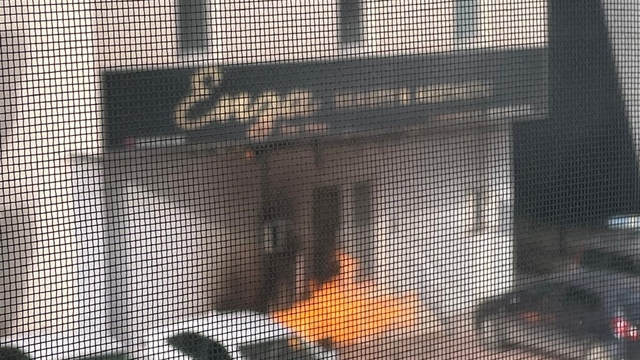 Güzellik merkezinin bulunduğu binada korku dolu anlar
Patlayan doğal gaz kutusunda çıkan yangın park halindeki araca sıçradı