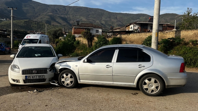 İzmir'de iki otomobilin çarpıştığı kazada anne ve bebeği yaralandı