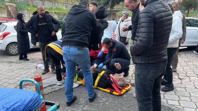 Genç sürücünün direksiyon hakimiyetini kaybettiği araç kaldırıma çıktı: 1 yaralı