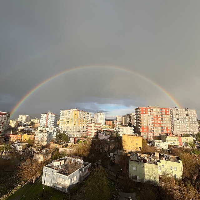 Kurtalan'da yağmur sonrası gökkuşağı göz kamaştırdı