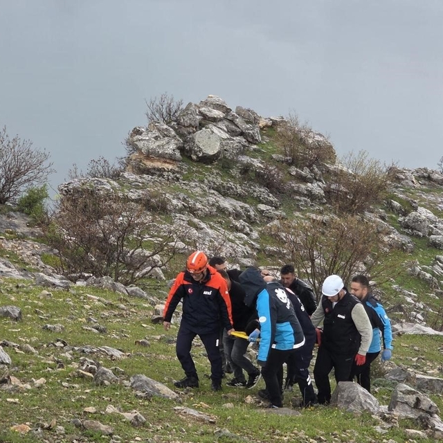 Siirt'te atıyla birlikte kayalıklara yuvarlanan genç ağır yaralandı