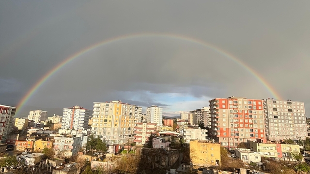 Kurtalan'da yağmur sonrası gökkuşağı göz kamaştırdı