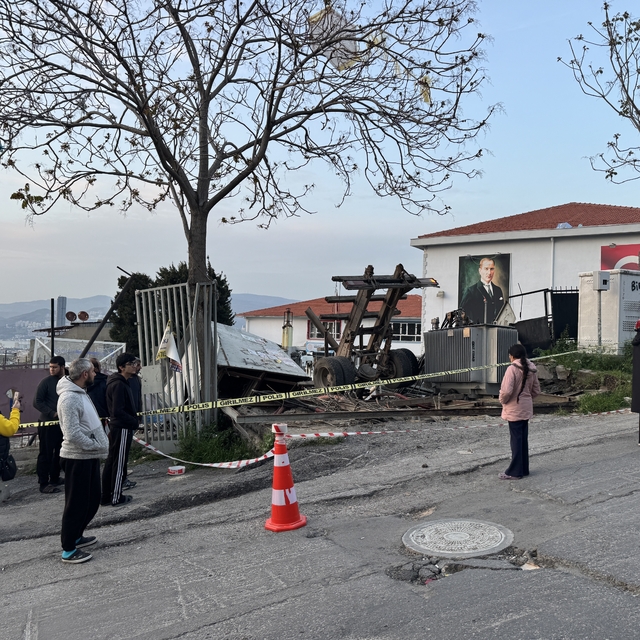 İzmir'de freni patlayan kamyonun okul bahçesine devrildiği kazada sürücü ya...