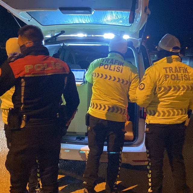 Alkolmetreye üflemeyen ehliyetsiz sürücüye 200 bin TL ceza