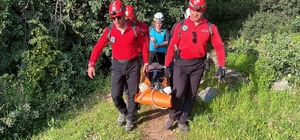 Fethiye’de dağlık ve ormanlık alanda ayağı kırılan kadın, 4 saatlik çalışmayla kurtarıldı